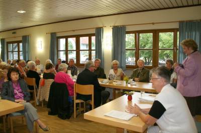 MdL Petra Guttenberger (rechts) bei ihren Ausf�hrungen �ber die Landtagsarbeit mit der Frauen-Union Ortsvorsitzenden Brigitte Lillig (vorne rechts). 
Bild und Text: Helmut Blo�