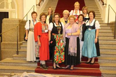 Interessante Gespr�che im
Bayerischen Landtag mit den Unternehmer-/Meisterfrauen im
Handwerk N�rnberger-F�rth e.V.