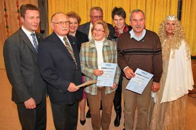 Ehrungen im CSU-Ortsverband Oberasbach, v. l. nach rechts: Herrn Landrat Matthias Die�l, langj�hriges Mitglied Herr Kurt Baumg�rnter, Frau Petra Guttenberger, MdL, Herr Ortsvorsitzender Heinz Bauer, Frau Michaela Sternecker (langj�hr. Mitglied), Frau 1. B�rgermeisterin Birgit Huber, Herr Stadtrat Manfred Frank (langj�hr. Mitglied) und Christkind Alexandra Moser.