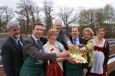 Tolles regionales Produkt: Spargel aus Franken. �ber die Ernte beim offiziellen Saisonauftakt freuen sich Herr Hans H�fler, 1. Vorsitzender des Spargelerzeugerverbandes Franken, Landrat Matthias Die�l, die Fr�nkische Spargelk�nigin Theresa St�rk, B�rgermeister Thomas Zwingel, MdL Hans Herold, MdL Petra Guttenberger und Hofbesitzerin Marion Gugel.