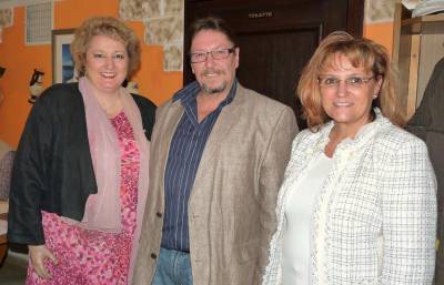 Das Vorstandsteam des VdK Oberasbach ist wieder komplett. VdK Kreisvorsitzende Guttenberger MdL und VdK Gesch�ftsf�hrerin Agathe Kr�mer gratulieren dem neuen Vorsitzenden Georg G�tz	
Foto: Jutta Massl