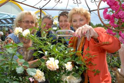 Nicht nur politisch aktiv. Ein Engel f�r den Garten. MdL Guttenberger (rechts) bei der Taufe der Rose Angie.