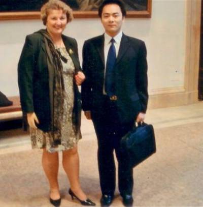 Gute Kontakte weltweit - MdL Guttenberger im Gespr�ch mit einem chinesischem Gast der Hanns-Seidel-Stiftung.