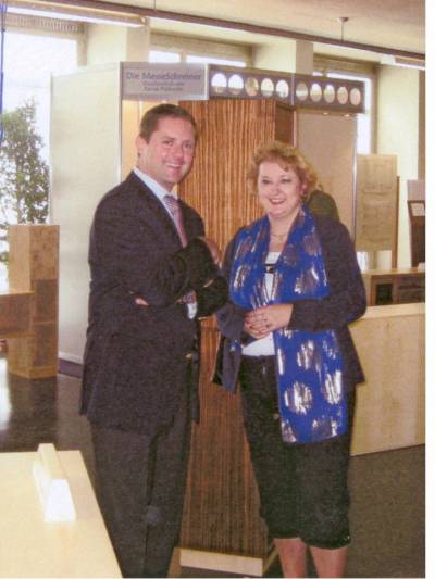 Schreinerausstellung 2008: Cadolzburger B�rgermeister Bernd Obst und MdL Guttenberger sind von den Gesellst�cken sichtlich beeindruckt