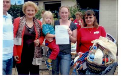 Familienfest der CSU-F�rth-Mitte mit der Gewinnerin (2. v. re.) freuen sich Bezirkstagskandidat M. Maderer, MdL Guttenberger und Ortsvorsitzende Agathe Kr�mer