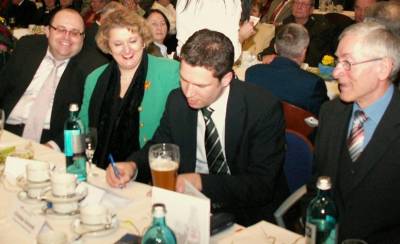 100 Jahre Vlf F�rth-Erlangen-H�chstadt:
Mit den Aktiven freuen sich MdL Petra Guttenberger, Landrat Matthias Die�l und Vlf-Gesch�ftsf�hrer Rudolf B�r