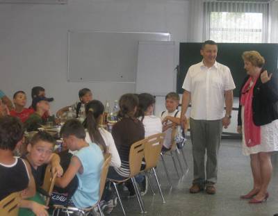 Kinderarche Sarajevo zu Gast in F�rth
 Ein Zeichen f�r ein friedliches Zusammenleben in Bosnien und Europa will Dramir Vrdoljak - hier im Gespr�ch mit MdL Guttenberger, die die Besuchsaktion gerne unterst�tzte - durch Jugendkontakte setzen.