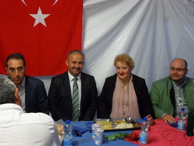 Der Vorsitzende des T�rkisch-Islamischen-Kulturzentrums F�rth, Refet Avci, lud auch dieses jahr wieder zum gemeinsamen Fastenbrechen unter freiem Himmel in F�rth ein. Gemeinsam mit dem Generalkonsul der Republik T�rkei fand ein Abend mit interessanten Kontakten - getragen vovn Offenheit, Toleranz und Respekt - auf dem Gel�nde der Mevlana-Moschee statt