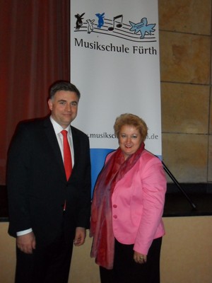 MdL Petra Guttenberger nahm zusammen mit dem Vorstandsvorsitzenden der Sparkasse F�rth, Herrn Adolf Dodenh�ft, die Verleihung des Kammermusikstipendiums 2014 der Sparkasse F�rth, vor.