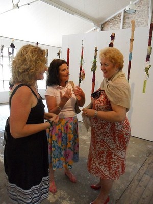 Vernissage anl�sslich der Kunst-Projekt-Tage an der Grund- und Mittelschule Schwabacherstra�e, im Kulturort Badstra�e 8 e.V.: MdL Petra Guttenberger freut sich mit Vertreterinnen der Grund- und Mittelschule Schwabacherstra�e im Kulturort Badstra�e 8 e.V. �ber die einzigartigen Kunstwerke, die die Sch�lerinnen und Sch�ler in Zusammenarbeit mit F�rther K�nsterlinnen und K�nstlern erstellt haben. 