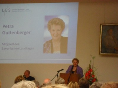 Verabschiedung des Schulleiters der Ludwig-Erhard-Schule F�rth: Nach �ber 11 Jahren Amtszeit wurde der Schulleiter der LES F�rth, Reinhold Weberpals, geb�hrend verabschiedet. MdL Guttenberger war bei der Verabschiedung nicht nur Ehrengast, sondern ist auch Patin des Projekts 