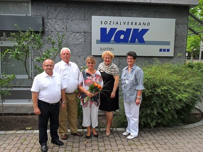 Das 10-j�hrige Bestehen der VdK-Gesch�ftsstelle am Stresemannplatz in F�rth wurde gemeinsam gefeiert und die Gelegenheit genutzt, den ehrenamtlichen Kreis- und Ortsvorst�nden herzlichen Dank zu sagen. Auch in Zukunft k�mmert sich der VdK um die verschiedenen Belange im Hinblick auf soziale Gerechtigkeit, Gleichstellung und gegen soziale Benachteiligung. �ber 10 Jahre VdK am Stresemannplatz freuen sich der stellv. Kreisvorsitzende Hans Herzog, Walter Hartmann, Kreisgesch�ftsf�hrerin Agathe Kr�mer, Kreisvorsitzende Petra Guttenberger und Kreisfrauenvertreterin Margit Fischer