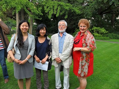 Hiroshima-Gedenkfeier im F�rther Stadtpark: Die Vize-Gerenalkonsulin und das K�nster-Ehepaar Kato, die seit Jahren den Ansto� f�r diese Gedenkfeier geben, im Gespr�ch mit MdL Guttenberger