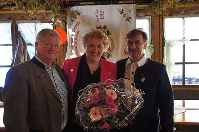 Eine erfolgreiche Bilanz konnten die Vertreter des Verbandes der Marktkaufleute und der Schausteller beim traditionellen Schausteller-Fr�hschoppen auf der F�rther K�rwa ziehen.

�ber den Blumenstrau� vom Vorsitzenden Eduard Wentzl und dessen Stellvertreter G�nter Perz freut sich MdL Petra Guttenberger.
