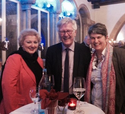 MdL Petra Guttenberger im Gespr�ch mit Herrn Landesbischof Prof. Dr. Heinrich Bedford-Strohm und Oberasbachs B�rgermeisterin Frau Birgit Huber.