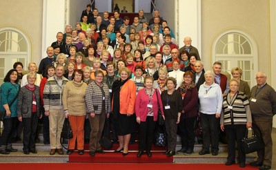 Frau MdL Petra Guttenberger gew�hrte sehr gerne im Rahmen einer Informationsfahrt einen Einblick in ihre Arbeit als Abgeordnete im Bayerischen Landtag in M�nchen. Hier mit interessierten B�rgerinnen und B�rgern, sowie Vereinen aus dem Stimmkreis F�rth.