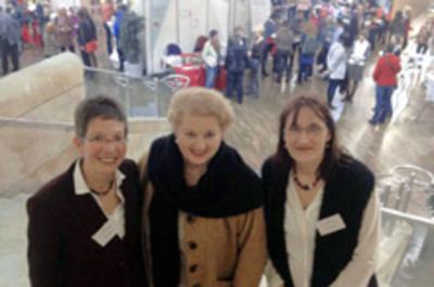 Auch im 5. Jahr erfolgreich - die Frauenmesse in der Stadthalle F�rth: MdL Petra Guttenberger im Gespr�ch mit den Macherinnen Elke Heinemann und Eva G�ttlein