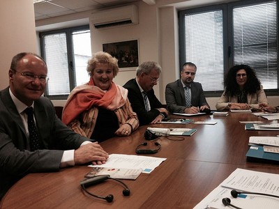 Deutsch-Griechischer Dialog in Athen auf Einladung der Hanns-Seidel-Stiftung:

Nach einem Gespr�ch mit einem Journalisten zu den Themen ver�ffentlichte Meinung in Griechenland, Pressefreiheit, etc. war f�r mich als Rechtspolitikerin das Gespr�ch mit der griechischen Ombudsfrau Calliope Spanou von besonderer Bedeutung.

Gerade in diesem Gespr�ch zeigte sich, wie dringend der Reformbedarf des griechischen Rechtssystems ist und wie wichtig deshalb die M�glichkeit f�r die B�rgerinnen und B�rger ist, sich via Petition an eine Ombudsstelle wenden zu k�nnen.