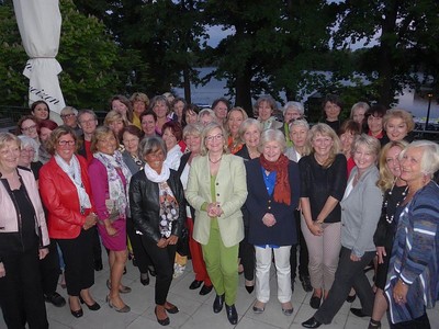 Gute Stimmung bei den Delegierten zur Bezirksversammlung der Frauen-Union N�rnerg-F�rth-Schwabach vor der Kulisse des N�rnberger Dutzendteiches