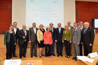 Anh�rung im Bayerischen Landtag zum Thema, ob das Petitionsrecht in Bayern einer Reform bedarf.

Mit einer Vielzahl von Experten aus Universit�ten, Parlamenten, B�rgerbeauftragten, u.�. befassten sich der Ausschuss f�r Verfassung, Recht und Parlamentsfragen sowie der Ausschuss f�r Eingaben und Beschwerden mit diesem Thema.

�In Bayern als einzigem Bundesland werden Petitionen � au�er der Petent w�nscht eine Behandlung in nicht�ffentlicher Sitzung oder es sind Steuer- bzw. Sozialgeheimnisse betroffen � in �ffentlicher Sitzung behandelt.

Dies schafft ein H�chstma� an Transparenz�, sagt Guttenberger, stellvertretende Vorsitzende des Ausschusses f�r Verfassung, Recht und Parlamentsfragen.

�Der Anh�rung war klar zu entnehmen, dass sich Bayern mit seiner Art der Behandlung von B�rgereingaben absolut auf der H�he der Zeit befindet.�
