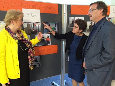 Impressionen der Informationsfahrt der CSU-Landtags-Fraktion nach Z�rich. Das Schweizer Verfahren erm�glicht eine schnellere Abwicklung der Asylverfahren, ohne Abstriche in der Rechtstaatlichkeit. Mit Fraktionsvorsitzenden Thomas Kreuzer habe ich mich vor Ort zusammen mit dem stellvertretenden Fraktionsvorsitzenden Karl Freller, Gudrund Brendel-Fischer und dem sozialpolitischen Sprecher Joachim Unterl�nder informiert.
(v.l.n.r. MdL Petra Guttenberger, MdL Gudrun Brendel-Fischer, MdL Joachim Unterl�nder)