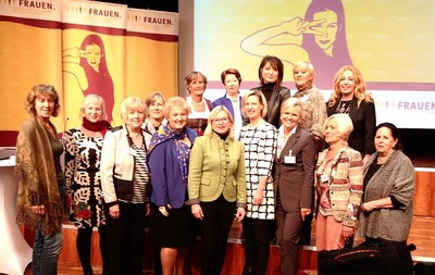 Landesversammlung der Frauen-Union in Coburg. Mit den Delegierten des Bezirksverbands N�rnberg-F�rth-Schwabach und der Bezirksvorsitzenden Barbara Regitz freuen sich MdL Petra Guttenberger und Dr. Sabine Loritz �ber ihre Wiederwahl als stellvertretende Landesvorsitzende bzw. Beisitzerin im Landesvorstand.
