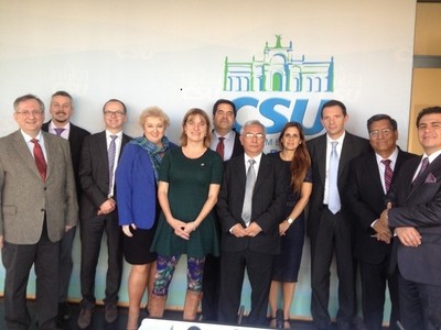 Delegation von Parlamentsmitarbeiterinnen und Mitarbeitern aus Argentinien, Guatemala und Peru mit der Hanns-Seidel-Stiftung im Bayerischen Landtag:
Es war wirklich hochinteressant �ber die verschiedensten parlamentarischen Abl�ufe zu sprechen und zu diskutieren.
Sehr gut fanden die Delegationsmitarbeiter, dass �ber das Internetportal des Bayerischen Landtages alle Drucksachen, also Antr�ge und Gesetzestexte und vieles mehr f�r alle B�rgerinnen und B�rger zur Verf�gung stehen und auch Petitionen �ffentlich verhandelt werden.

