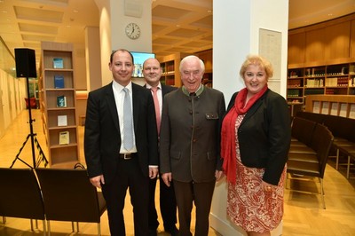 Im Vordergrund:
Dr. Christian Ruf, Vorsitzender des Bayernbundes Adolf Dinglreiter mit Petra Guttenberger MdL
