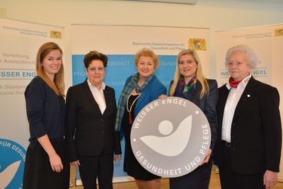 Verleihung des "Weißen Engel" durch Frau Staatsministerin Melanie Huml:
Herzlichen Glückwunsch an Frau Märtz und Frau Bardolf, die sich ehrenamtlich für die Menschen vor Ort einsetzen