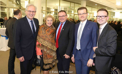 Stark f�r die Region: Bezirkstagspr�sident Richard Bartsch, MdL, Petra Guttenberger, MdL, Bezirksrat Michael Maderer, Stadtrat Markus K�nig mit Bezirksrat Peter Daniel Forster