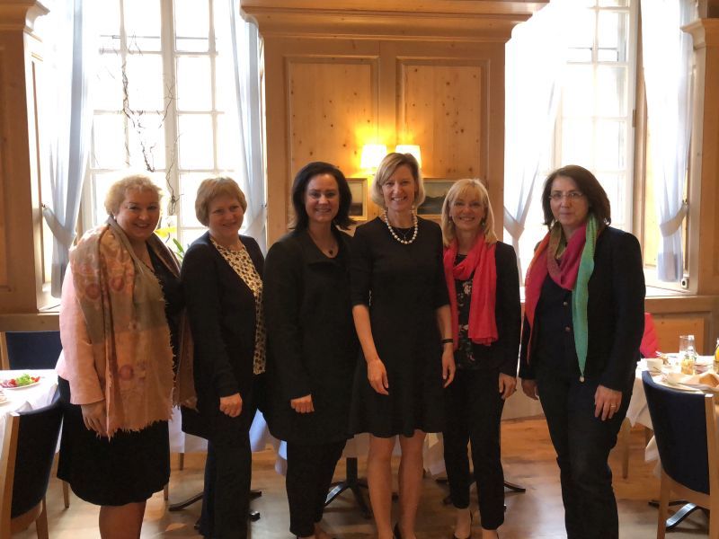 Die Arbeitsgruppe Frauen Runde im Gespräch mit der Europaabgeordneten Prof. Dr. Andrea Niebler, hier: Bayerischer Landtag