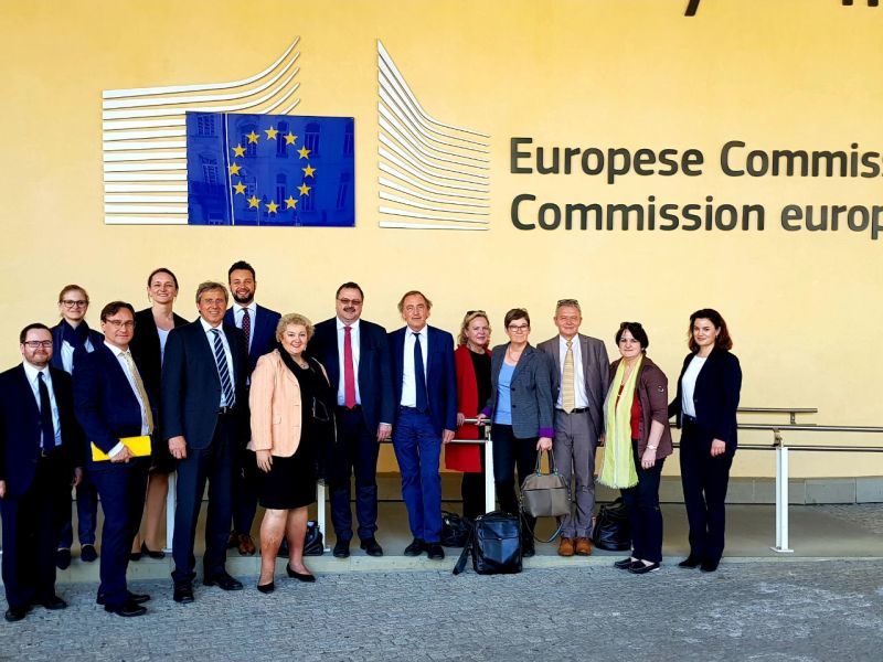Die Sitzung des Ausschusses für Verfassung, Recht und Parlamentsfragen in Brüssel bot auch die Möglichkeit zu vielerlei Gesprächen: Hier z.B. bei der EU-Kommission