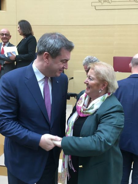 Herzliche Gratulation zur Wiederwahl - Ministerpräsident Dr. Markus Söder mit Petra Guttenberger MdL im Plenarsaal