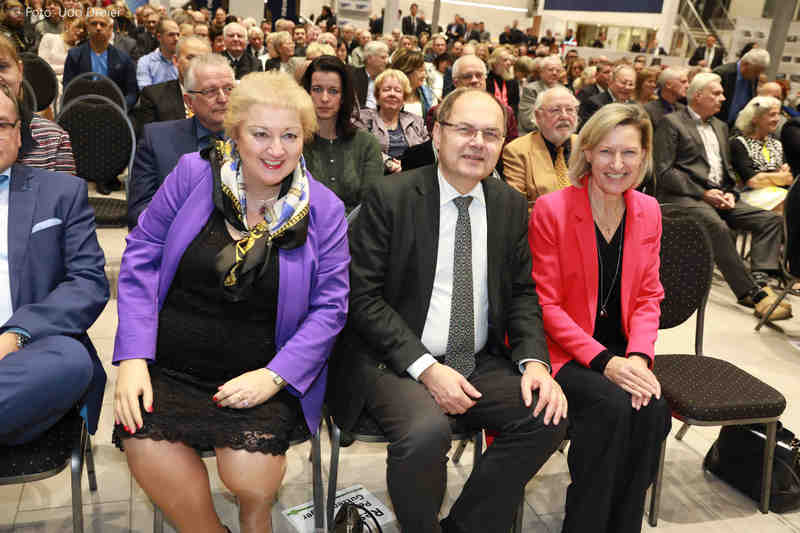 Petra Guttenberger MdL mit Christian Schmidt MdB und Ehrengast Angelika Niebler, Europaabgeordnete

Bild: Udo Dreier