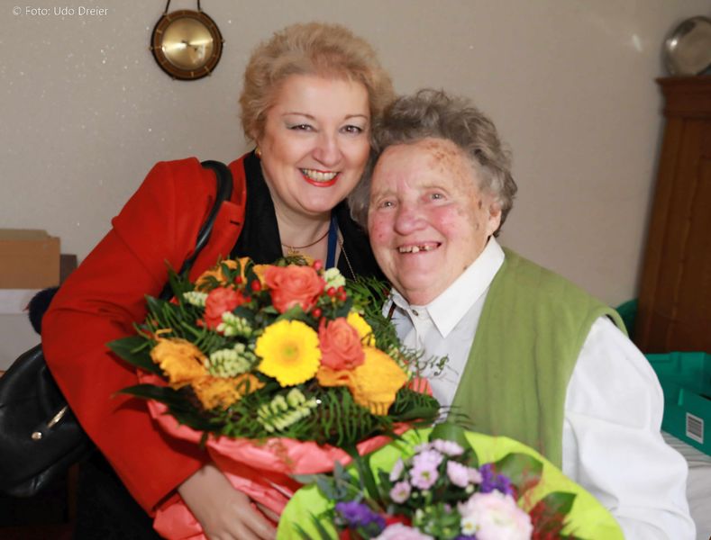 Petra Guttenberger MdL gratuliert ganz herzlich "Margareth vom Knoblauchsland" zum 85. Geburtstag - so der Künstlername von Margarethe Christian.