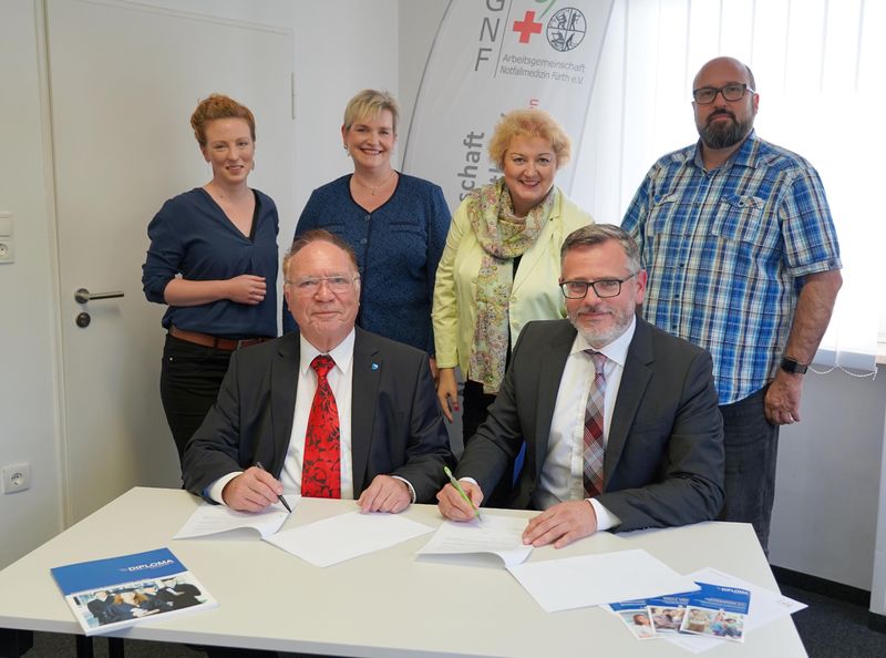 Die Kooperation zwischen der AGNF - Arbeitsgemeinschaft Notfallmedizin Fürth - und der DIPLOMA-Hochschule wurde mit der Vertragsunterzeichnung besiegelt.