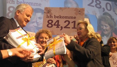 Unterschriften�bergabe an den Parteivorsitzenden und Ministerpr�sidenten Horst Seehofer auf dem Rentenkongress der CSU 2013.

Klare Forderung der Frauen Union Bayern: gleiche Anerkennung von Kindererziehungszeiten in der Rente, unabh�ngig vom Geburtsjahr. 