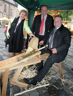 Forstminister Helmut Brunner, Walter Nussel (Sprecher der Forstlichen Vereinigungen in Bayern) und F�rths MdL Petra Guttenberger legen am Stand der Wassersch�pfr�der im Regnitztal Hand an.