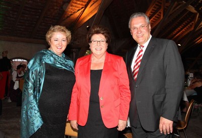 Sommerempfang des Tourismusverbandes Franken mit prominenten G�sten aus Politik und Gesellschaft - Benefizabend zugunsten der Graf von Faber-Castell Kinderfonds Stiftung.
MdL Petra Guttenberger mit Landtagspr�sidenten Barbara Stamm, MdL und Innenminister Joachim Herrmann, MdL