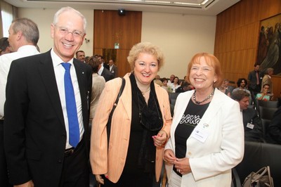 Verleihung des IHK-Gr�nderpreises - 
MdL Petra Guttenberger im Gespr�ch mit Unternehmerin Ingrid Hofmann und Erlangens Oberb�rgermeister Siegfried Balleis