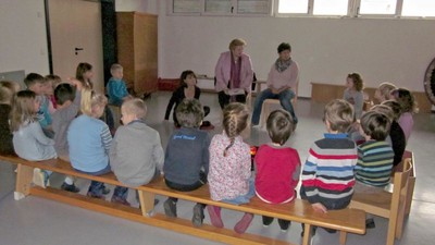 Bundesweiter Vorlesetag 2013 -
Frau Adelheid Seifert, Frau Brigitte Sebastian und Frau MdL Petra Guttenberger lesen im Kiga Mittendrin, Pinderpark, aus dem Bilderbuch 
