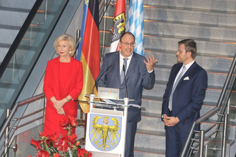 Weitere Bilder vom Neujahrsempfang im Messezentrum Nürnberg. Oberbürgermeister Marcus König mit 2. Bürgermeisterin Julia Lehner bei der Begrüßung. Foto: Udo Dreiher
