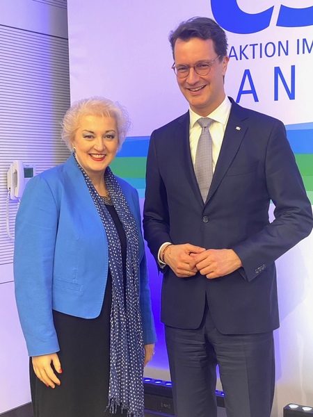 Petra Guttenberger MdL im Austausch mit Hendrik Wüst, CDU-Ministerpräsident des Landes Nordrhein-Westfalen.
Foto: CSU-Fraktion