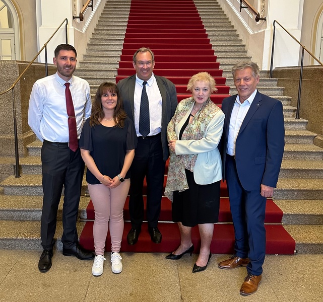 Gespräch im Bayerischen Landtag mit dem Bayerischen Justizwachtmeisterverband, u.a. mit Herrn Großmann und weiteren Vertretern des Vorstandes. "Gute persönliche Kontakte sind gerade im Justizbereich wichtig und Gespräche über Problemlagen in den einzelnen Bereichen bringen uns gesellschaftlich voran". Vielen Dank für den Austausch!