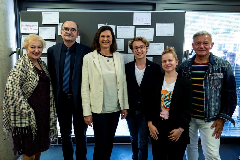 Neues Projekt des Bayerischen Landtags zur politischen Bildung. Unter dem Motto Schule trifft Landtag" besuchte Landtagspräsidentin Ilse Aigner, Petra Guttenberger MdL und Horst Arnold MdL
die Schülerinnen und Schüler des
Hardenberg-Gymnasiums zum Politischen Austausch. Auftakt in ganz Bayern war hier das Fürther Hardenberg-Gymnasium, hier mit OStD Wolfgang Meier.
Foto: Bildarchiv Bayerischer Landtag
 