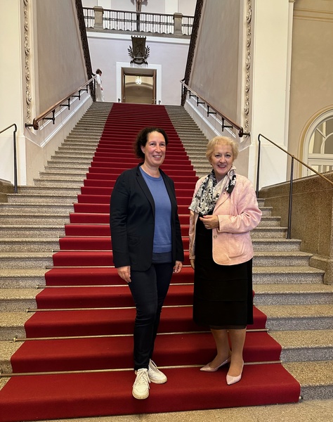 Die Bayerische Verbraucherzentrale zu Gast im Bayerischen Landtag. Den Austausch zu aktuellen Themen des rechtlichen Verbraucherschutzes wollen wir künftig wieder jährlich führen. Hier mit Frau Marion Zinkeler, Vorständin der Verbraucherzentrale Bayern auf der roten Treppe im Maximilianeum.
Foto: CSU-Landtagsfraktion