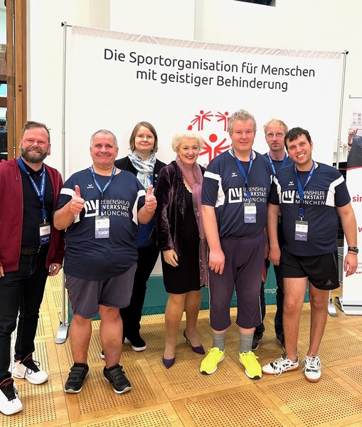 Aktionstag Special Olympics Deutschland in Bayern e.V., hier im Bayerischen Landtag: Die Special Olympics waren zu Gast im Bayerischen Landtag, um sich über aktuelle Themen, wie Arbeiten in und außerhalb von Werkstätten, das neue Inklusionsgesetz u.v.m. auszutauschen. Auch der Sport kam nicht zu kurz. Sport bereichert das Leben von Menschen mit und ohne geistige Handicaps. Spätestens bei der Tischtennis-Vorführung war die Begeisterung für jeden greifbar. Danke für die interessanten Gespräche und weiterhin viel Glück und Erfolg! Foto:   Pressestelle Landtag