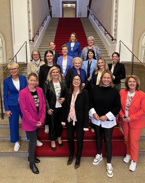 Parlamentarischer Abend der AG Frauen der CSU-Landtagsfraktion mit den Vertreterinnen der IG Bau-Steine-Erden. Wichtig ist es immer, die verschiedensten Standpunkte persönlich zu erfahren - deshalb ist der Austausch so wichtig.
Danke an Barbara Becker, MdL, für die gute Organisation.
Foto: CSU-Fraktion