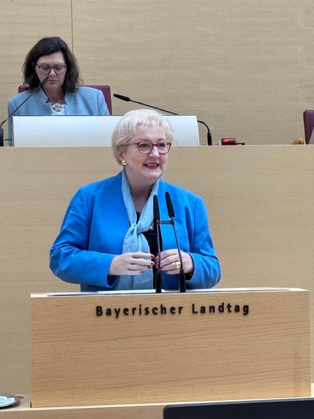 Datenschutz: Hier im Bayerischen Landtag im Plenum - Der Schutz der Privatspähre, die Wahrung von Sozialgeheimnissen, der Schutz von Betriebsgeheimnissen u.v.m. ist wichtig. Die Abwägung, was zu veröffentlichen ist und was privat bleibt, erfolgt via §39 Bayerisches Datenschutzgesetz und unter Beachtung der Datenschutzgrundverordnung. Ein Transparenzgesetz, wie es die Grünen fordern, ist zum einen verfassungswidrig und zum anderen völlig unnötig, da heute schon eine Vielzahl von Offenbarungzugängen besteht, wenn keine schutzwürdigen Interessen entgegenstehen. Einmal mehr spiegelt der Entwurf des Transparenzgesetzes der Grünen ihr Misstrauen gegenüber dem Staat und allen im öffentlichen Bereich wieder. Darauf hinzuweisen, war mir im Plenum deshalb besonders wichtig!
Foto: Pressestelle LT