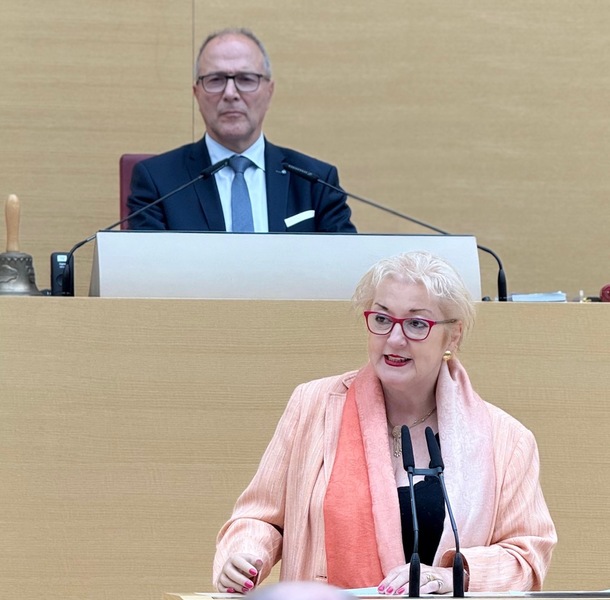 "Nein zu Diskriminierungen in jeder Form"! Niemand darf wegen seines Geschlechts, seiner Herkunft, seines Alters, seiner sexuellen Identität, seiner Sprache, seiner Abstammung etc. diskriminiert werden. So sagt es unsere Bayerische Verfassung und ebenso das Grundgesetz.
Foto: Pressestelle LT